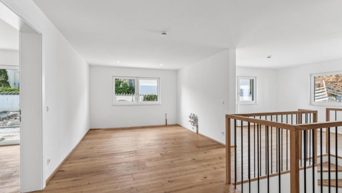 Ab sofort bezugsbereit: Ca. 180 qm Süd-Garten - 5 Zimmer auf zwei Geschossen mit Smarthomesystem!