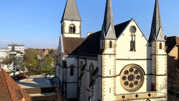 Sonnendurchflutete edel sanierte Altbauwohnung