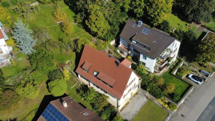 Zweifamilienhaus mit großem Grundstück, Bauplatz und drei Garagen in Stuttgart-Rohracker