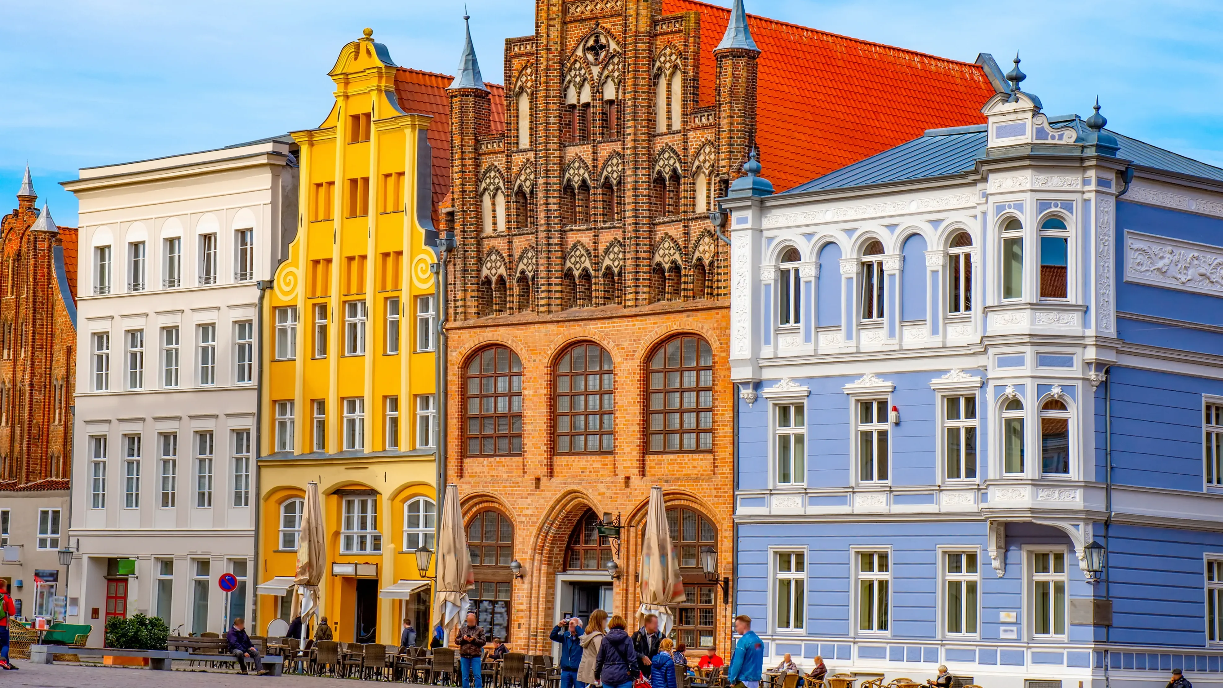 Blick auf die historische Altstadt von Stralsund mit farbigen Fassaden, hanseatischer Backsteingotik, roten Dächern und klassischer Architektur. Das Bild wird auf der Standortseite Stralsund von GARANT Immobilien verwendet und steht für den regionalen Immobilienmarkt, attraktive Altstadtlagen und Immobilienberatung in Stralsund, Greifswald, Grimmen, Zingst und der gesamten Küstenregion.