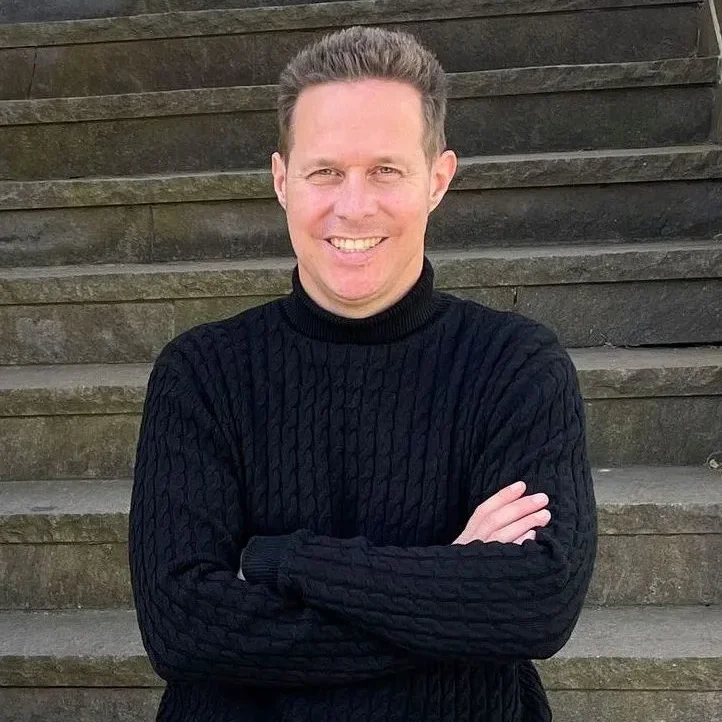 Porträt von Jens Bolg, Sachverständiger für barrierefreies Bauen. Das Bild wird auf der Seite Barrierefrei wohnen bei GARANT Immobilien zusammen mit einem Zitat zur Beratung rund um barrierefreies Bauen und altersgerechtes Umbauen verwendet.