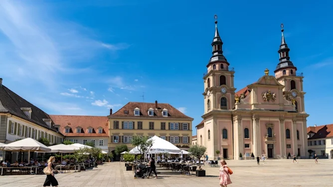 Blick auf Ludwigsburg mit barocker Schlosskirche, historischem Marktplatz, hellen Fassaden, blauem Himmel und klassischer Residenzarchitektur. Das Bild wird auf der Standortseite Ludwigsburg von GARANT Immobilien verwendet und steht für den regionalen Immobilienmarkt, zentrumsnahe Wohnlagen und Immobilienberatung in Ludwigsburg und Umgebung.