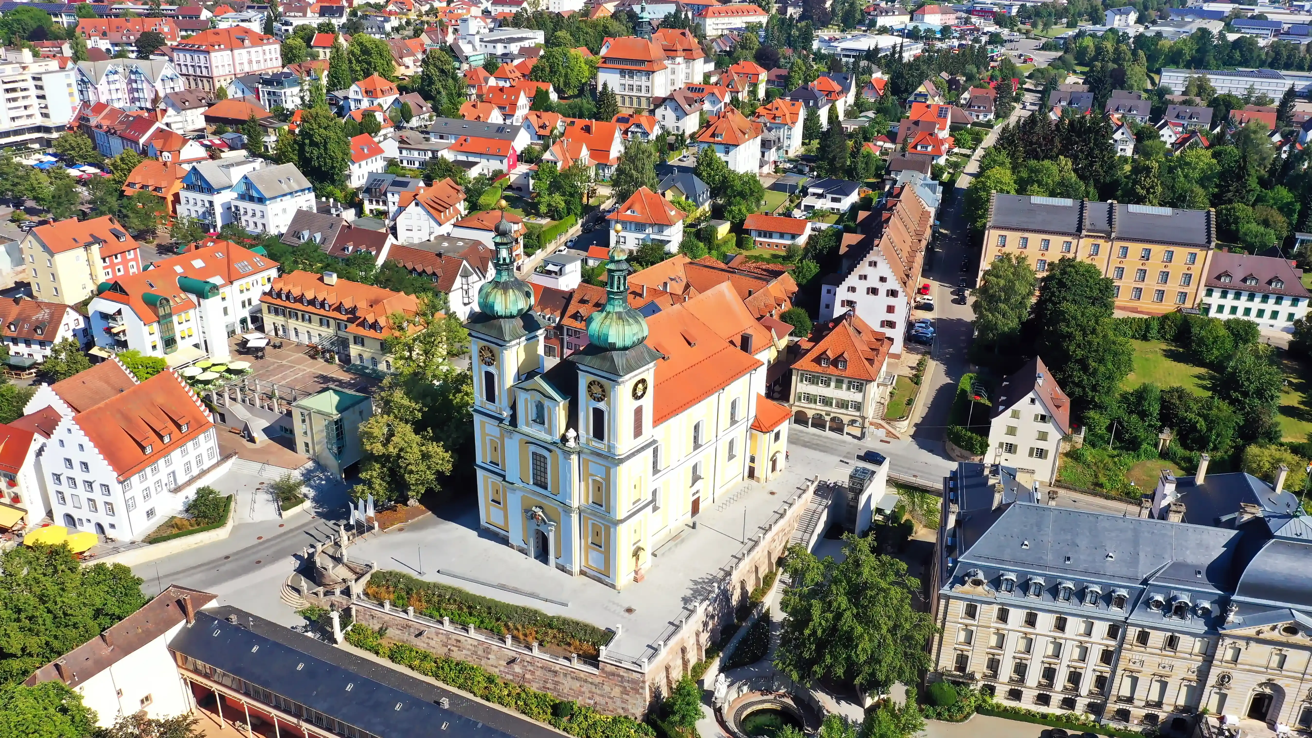 Luftaufnahme von Waldshut-Tiengen mit historischer Altstadt, Kirche, roten Dächern, Wohngebieten, Grünflächen und umliegender Stadtlandschaft. Das Bild wird auf der Standortseite Waldshut-Tiengen von GARANT Immobilien verwendet und steht für den regionalen Immobilienmarkt, historische Wohnlagen und Immobilienberatung in Waldshut-Tiengen, Lauchringen, Klettgau, Dogern, Weilheim und Umgebung.