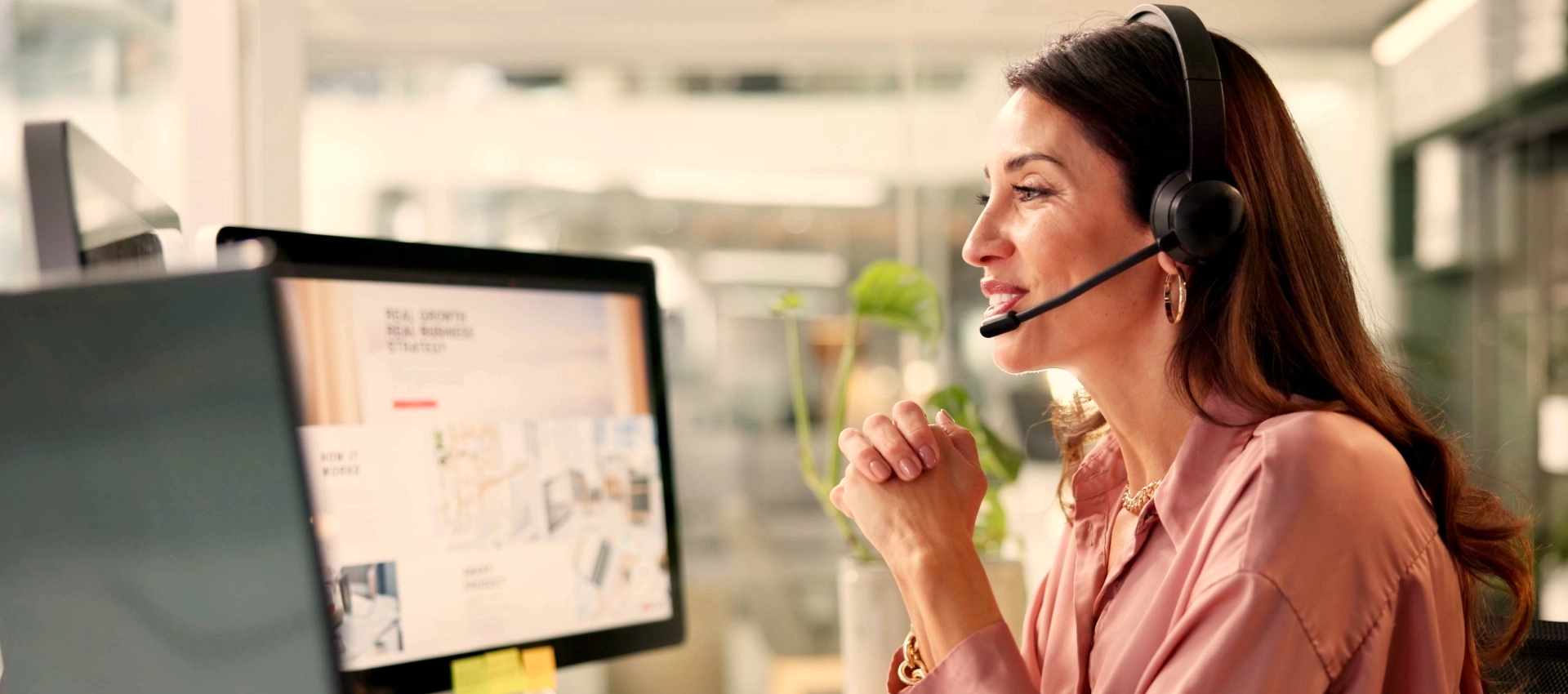 Eine Mitarbeiterin sitzt mit Headset an einem Arbeitsplatz im Büro und spricht mit einem Kunden. Das Bild wird als Header der Kontakt-Seite von GARANT Immobilien verwendet und steht für persönliche Unterstützung, telefonische Beratung und direkte Kontaktaufnahme.
