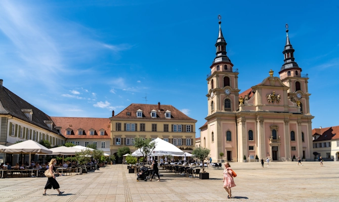 Blick auf Ludwigsburg mit barocker Schlosskirche, historischem Marktplatz, hellen Fassaden, blauem Himmel und klassischer Residenzarchitektur. Das Bild wird auf der Standortseite Ludwigsburg von GARANT Immobilien verwendet und steht für den regionalen Immobilienmarkt, zentrumsnahe Wohnlagen und Immobilienberatung in Ludwigsburg und Umgebung.