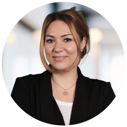 Porträt von Corinna Ludwig, Mitarbeiterin im Vertriebssekretariat bei GARANT Immobilien. Das Bild wird auf der Seite Karriere in der Verwaltung zusammen mit einem Zitat zu Verantwortung, Organisation und Schnittstellenarbeit verwendet.