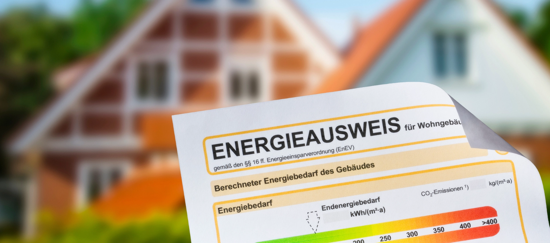 Nahaufnahme eines Energieausweises für Wohngebäude. Das Bild wird als Teaser auf der Themenwelt-Seite von GARANT Immobilien verwendet und führt zu Informationen über Energieeffizienzklassen von A bis G sowie Pflichten beim Verkauf oder bei der Vermietung von Immobilien.