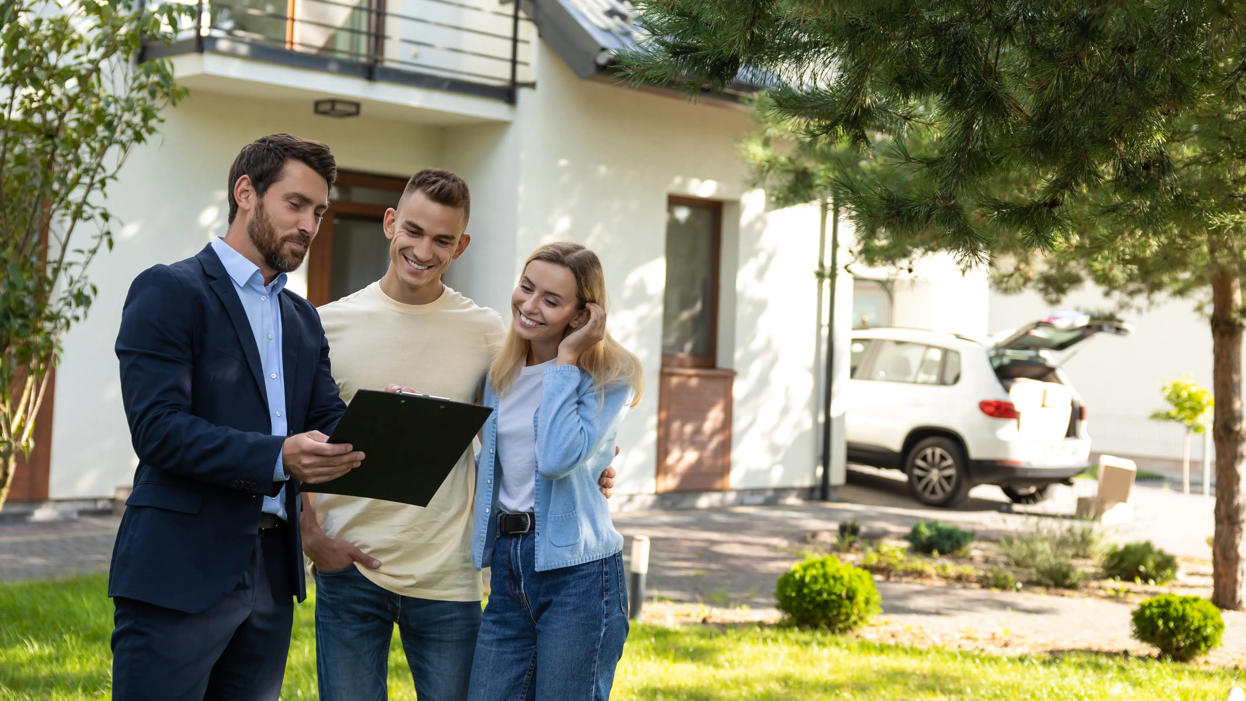 Makler bespricht Unterlagen zum Immobilienverkauf.