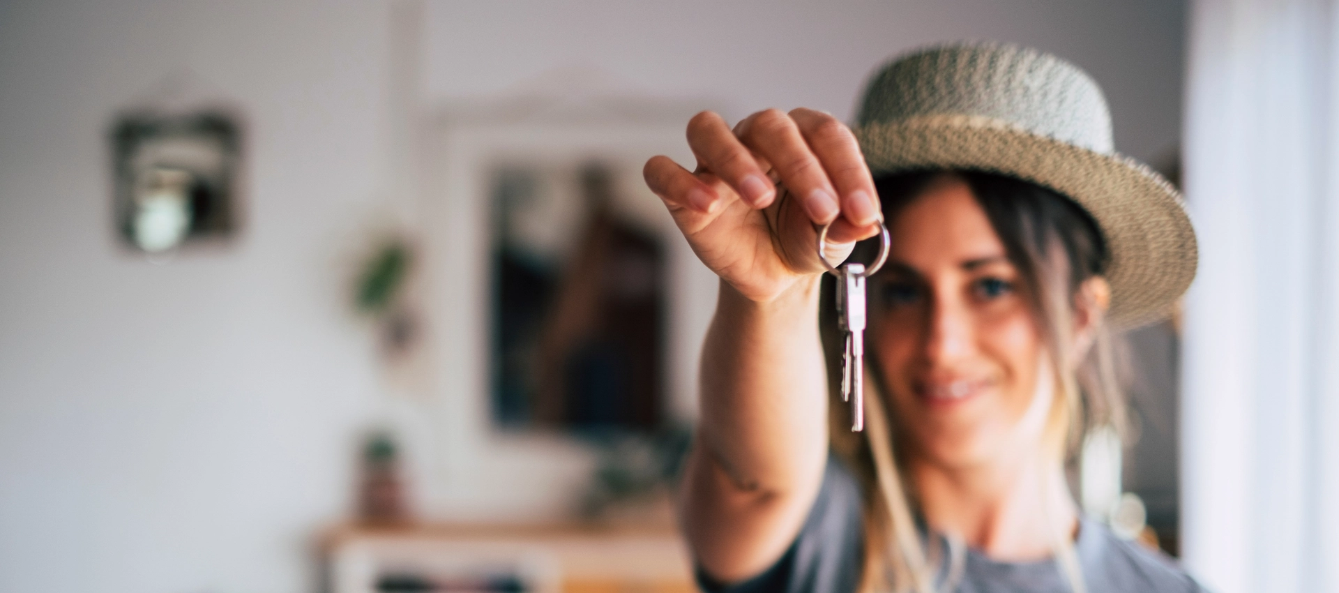 Eine Person hält einen Wohnungsschlüssel in die Kamera. Das Bild wird als Teaser auf der Vermieten-Seite von GARANT Immobilien verwendet und führt zu Tipps für alle, die Vermieter werden möchten oder ihre Immobilie vermieten wollen.