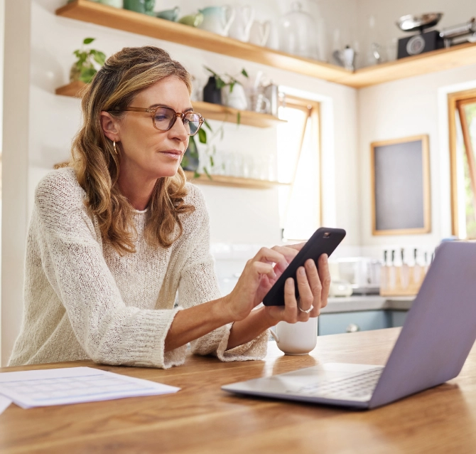 Frau prüft Finanzen am Laptop