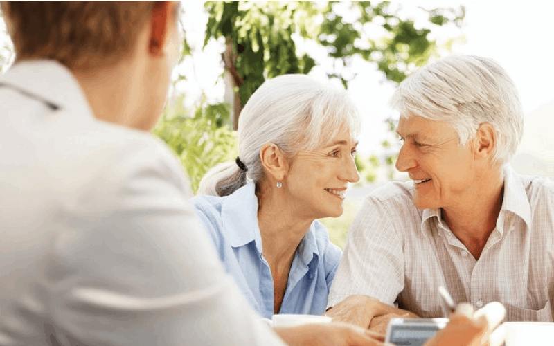 Beratungsgespräch für Immobilien-Teilverkauf