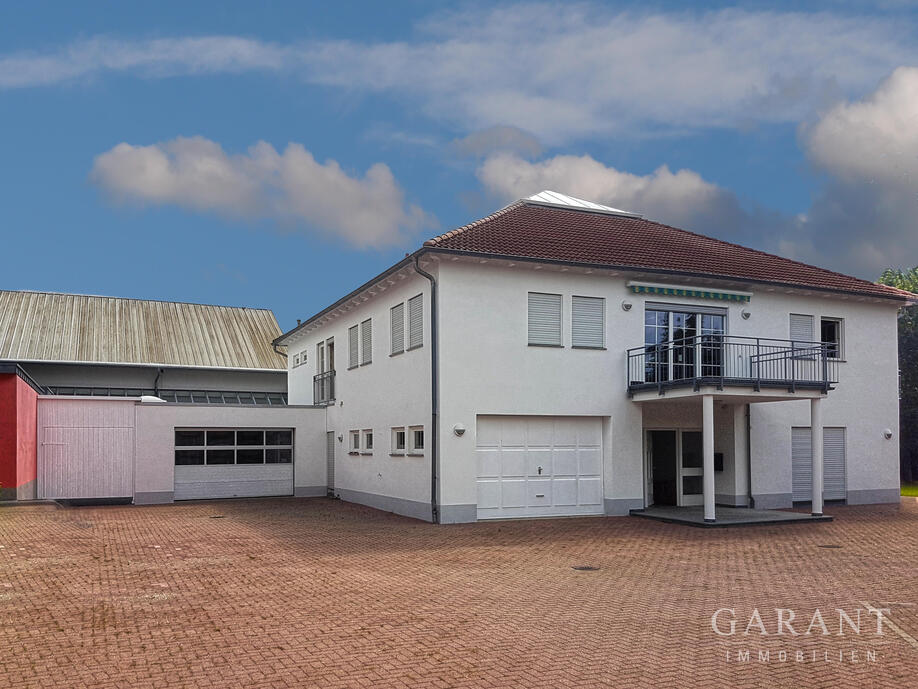 geräumige Garage/Lager links