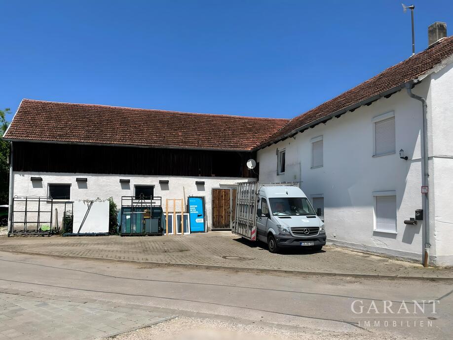 Halle mit angrenzendem Wohnhaus