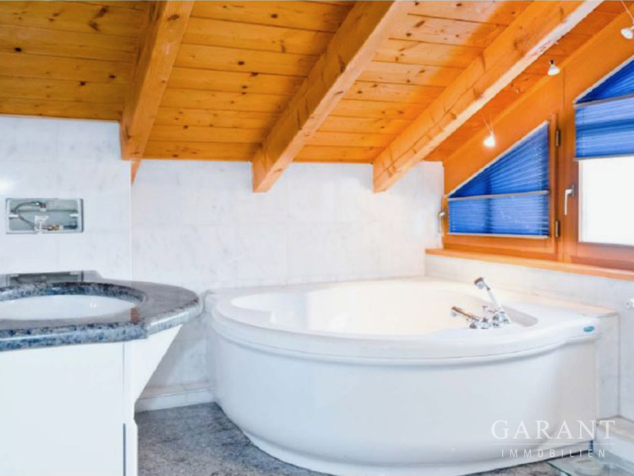 Badezimmer mit Eckbadewanne