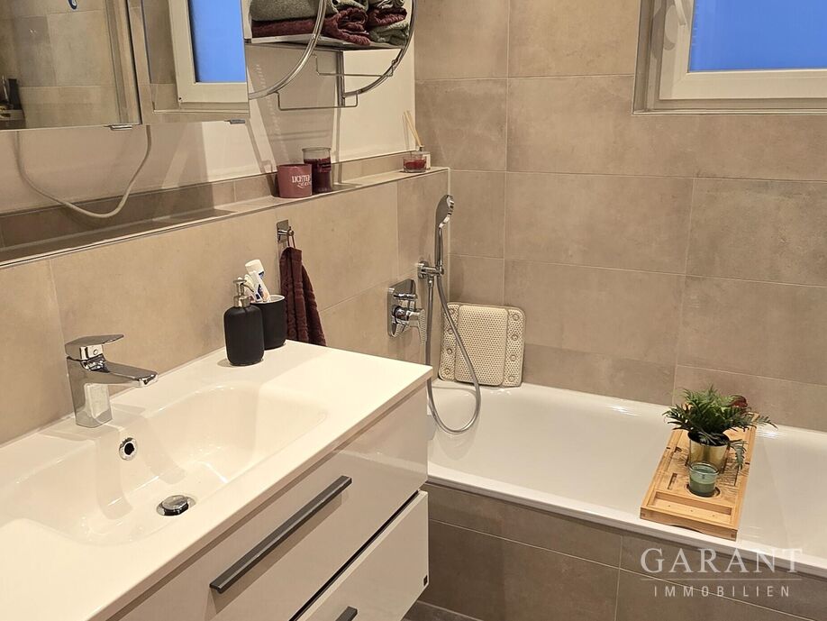 Bad mit Wanne Dusche u WA u WC