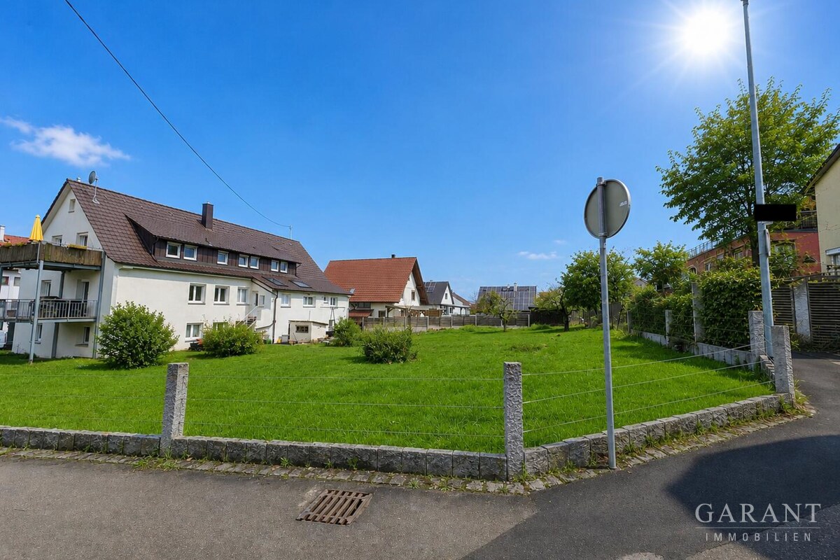 Hausansicht mit angrenzendem Grundstück