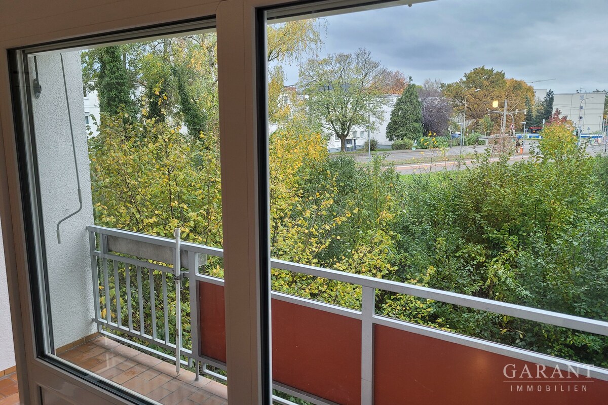 zum Balkon