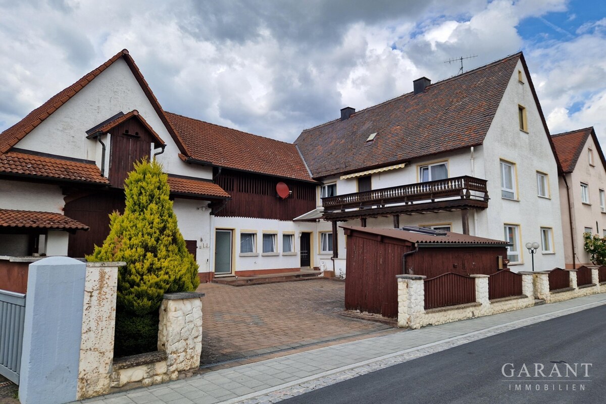 Hausansicht - Straße 2 mit Nebengebäuden