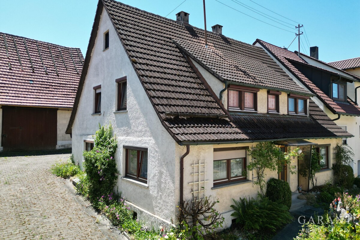 Front mit Auffahrt