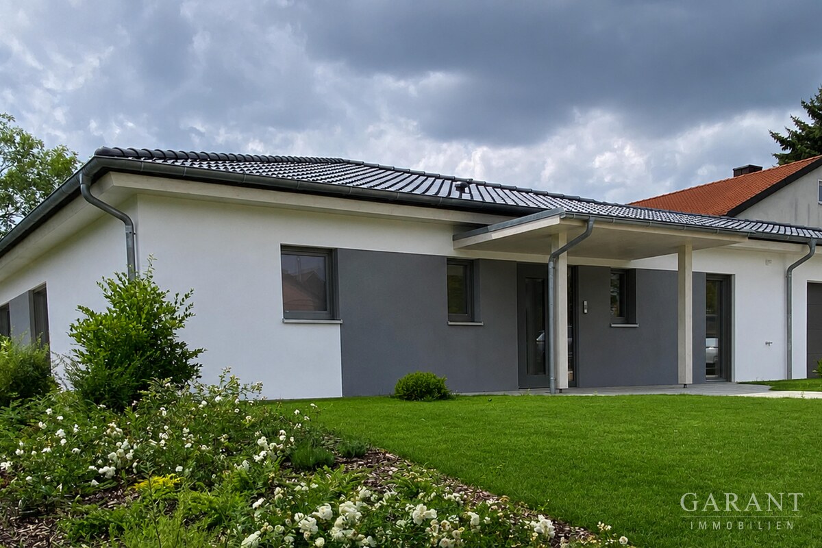 Front mit Eingang und Doppelgarage,