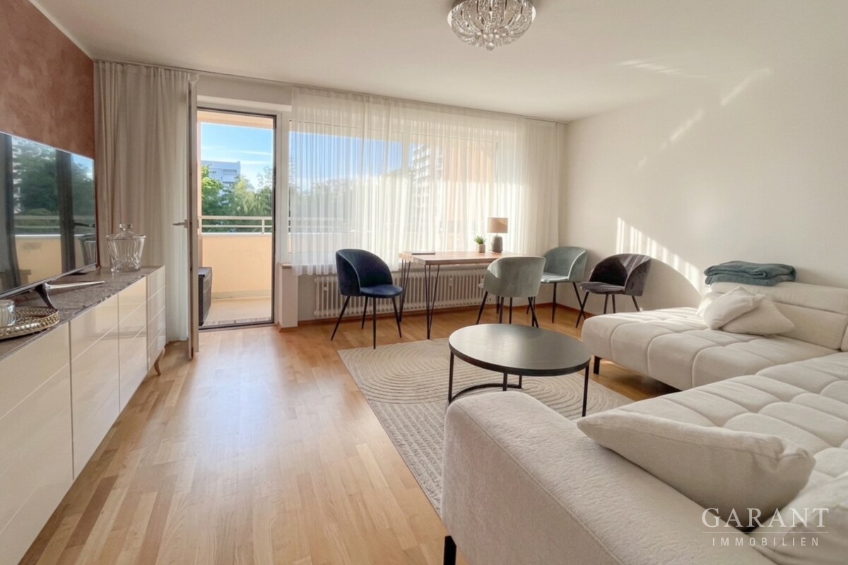 Wohnzimmer mit Zugang zum Balkon