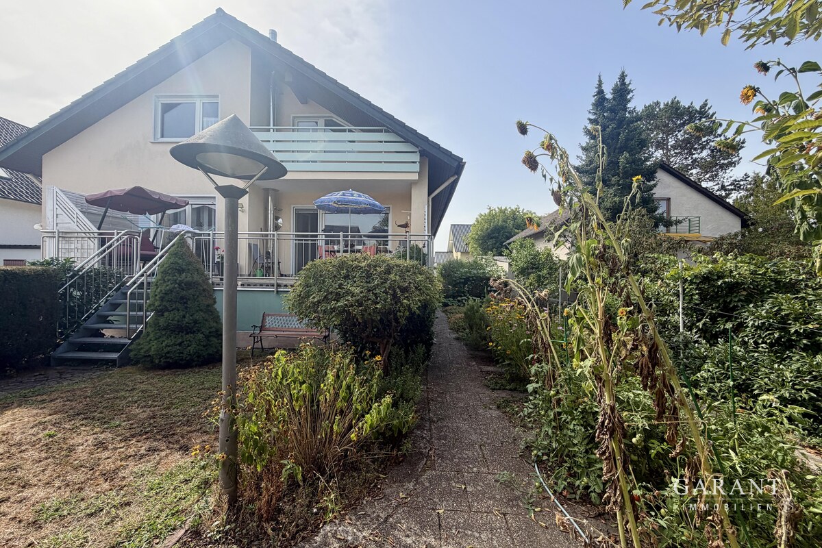 Blick vom Garten zum Haus